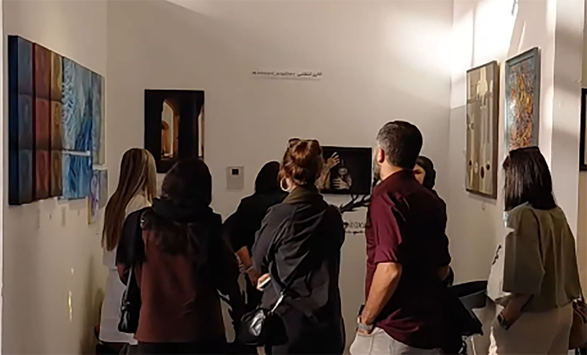 La justicia de Irán abrió una causa por la presencia de mujeres sin velo en la feria de arte de Tehran