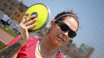 Mariana Calcagno usa una prótesis