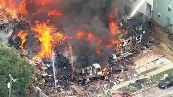Un voraz incendio deja al menos cuatro heridos tras una explosión reportada en Dallas