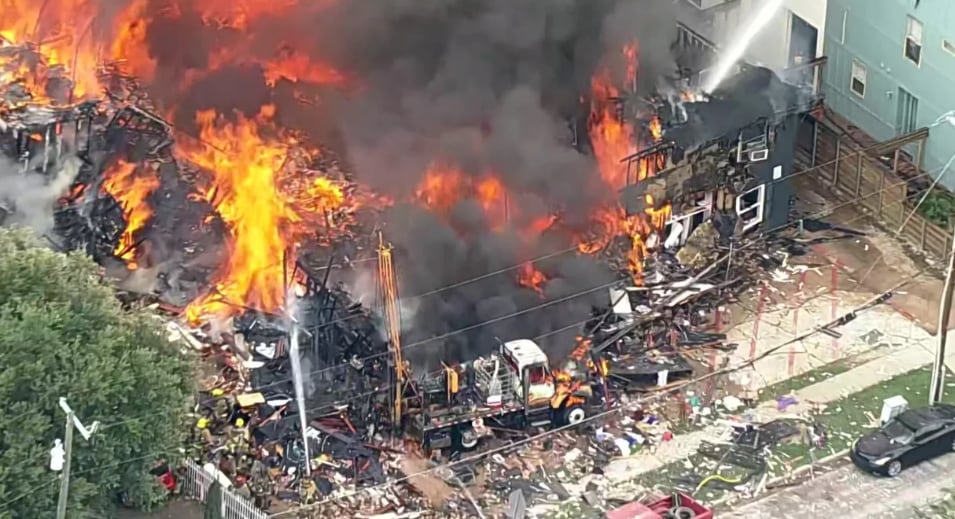 El incendio en el edificio El Ricardo de Dallas movilizó a casi 100 bomberos y generó un operativo de cuatro alarmas (Captura de video)