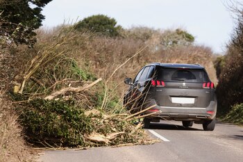 Un automóvil pasa junto a