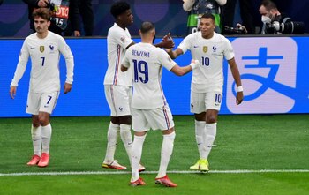 Kylian Mbappe y Karim Benzema celebran el tanto del joven del PSG, que le permitió a Francia dar vuelta el marcador (REUTERS/Miguel Medina)