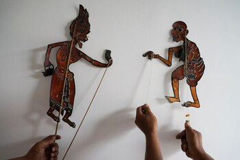 Artistas camboyanos exhiben algunos de sus títeres de sombras en el teatro Sovana Phum de la capital. Camboya mayo 11, 2020. REUTERS/Cindy Liu