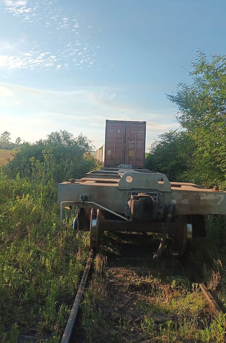 Un tren de carga descarriló hoy en la ciudad misionera de Apóstoles por causas que se investigan, pero no se reportaron heridos. FOTO: (Policía de Misiones)/NA.