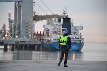 La producción de petróleo alcanzó en mayo de 2026 un récord histórico de 902.242 barriles diarios, lo que representó un incremento interanual del 19,7% (Foto: Puerto Bahía Blanca)