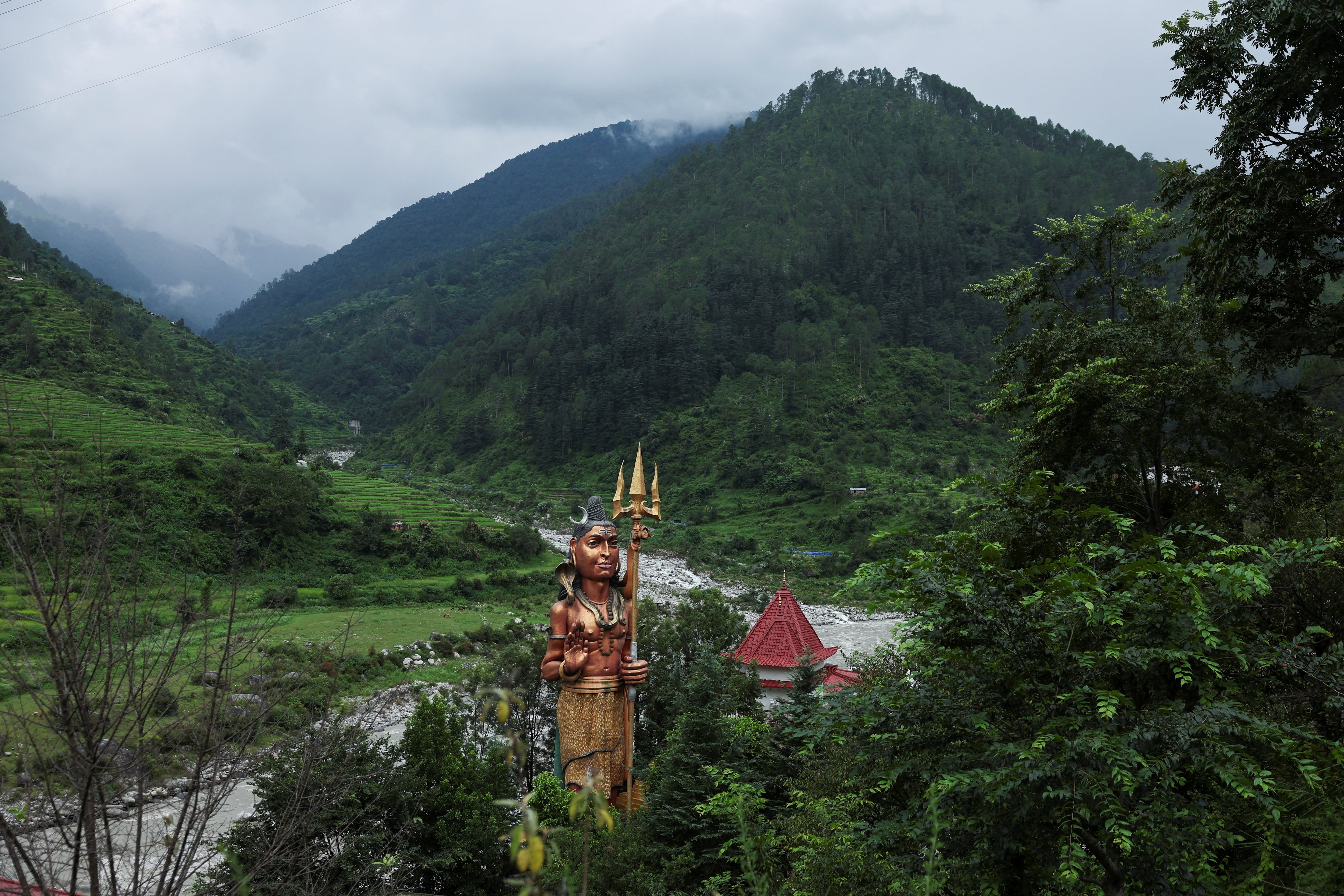 El estudio sobre Alaknanda proyectó más superficie urbanizada y más población expuesta a avalanchas en Uttarakhand, en una región donde el calentamiento global acelera el retroceso glaciar (REUTERS)