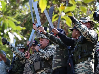 Diosdado Cabello con grupos de