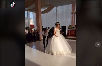 La feliz pareja tuvo un inicio de fiesta de su boda realmente épico. (Captura Tik Tok: @imaginaproductora)