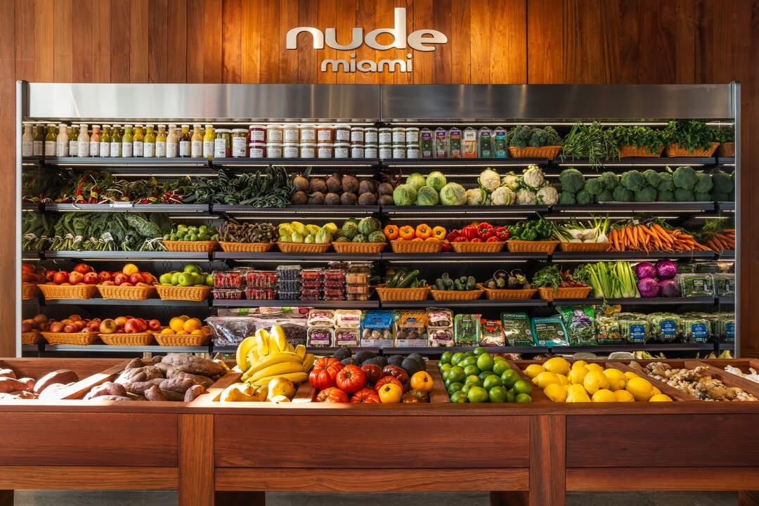 Los precios de fresas a USD 25 y batidos de más de USD 20 en Nude Miami reavivaron el debate sobre el costo de vida en la ciudad (@nudemiami)