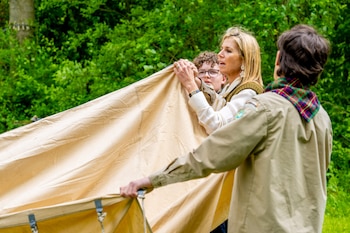 La reina Máxima de Holanda confía en la moda española para su aventurero look de scout (Grosby)