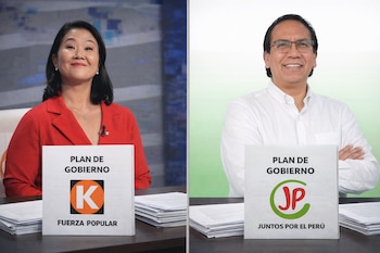 Retrato dividido de Keiko Fujimori y Roberto Sánchez sonriendo, sentados detrás de escritorios con sus planes de gobierno.