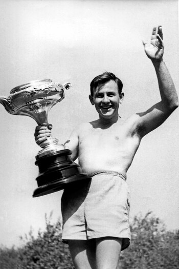 Bruce celebrando su triunfo en