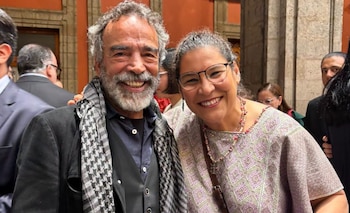 La ministra Lenia Batres también se tomó una foto con el actor Damián Alcázar.
Crédito: X/ @LeniaBatres