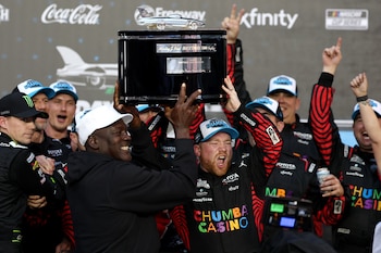 Tyler Reddick levanta el trofeo