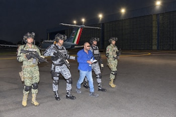 El detenido fue trasladado a la Ciudad de México en una aeronave de la Fuerza Aérea Mexicana para ser presentado ante un juez federal. (X)