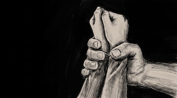 Dibujo de dos manos, una toma a la otra con los dedos entrelazados, sobre un fondo completamente negro.