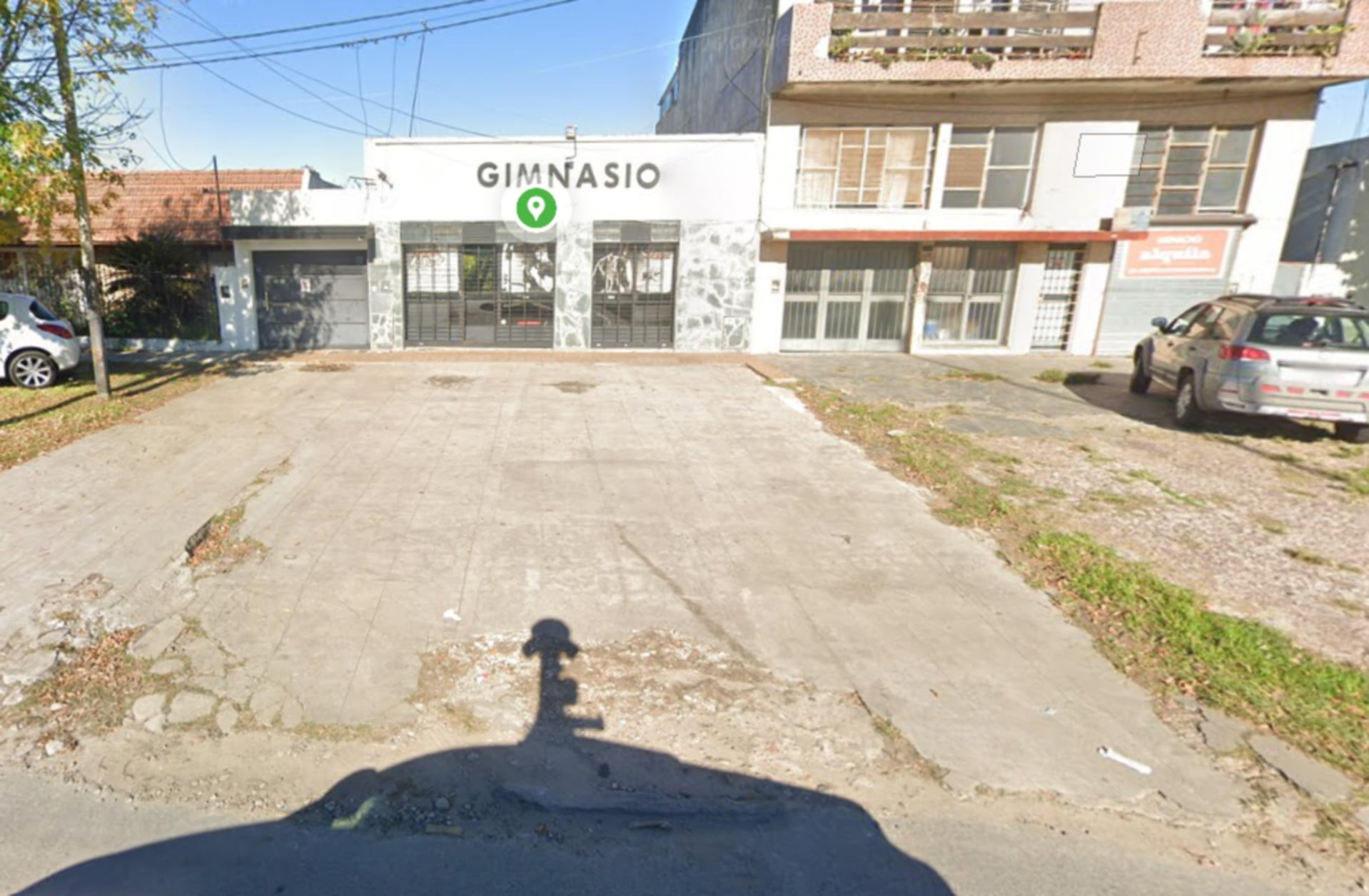 La fachada de un gimnasio en La Plata señala el sitio donde el propietario del establecimiento sufrió un asalto por parte de motochorros. (Google Maps)