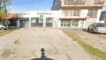 Estaba por abrir su gimnasio, dos delincuentes lo interceptaron y le robaron su moto en La Plata