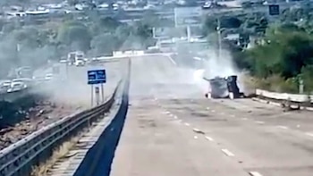 La volcadura generó caos en la carretera México-Querétaro. | Twitter @STC_QUERETARO