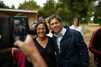 Axel Kicillof recorriendo el camping