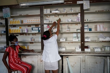 Foto de archivo ilustrativa de una empleada en una farmacia en La Habana.
Jul 9, 2020. REUTERS/Alexandre Meneghini