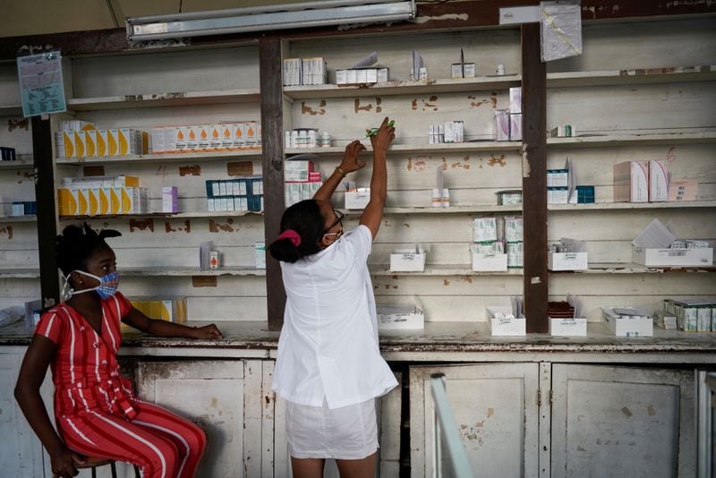 Foto de archivo ilustrativa de una empleada en una farmacia en La Habana.
Jul 9, 2020. REUTERS/Alexandre Meneghini