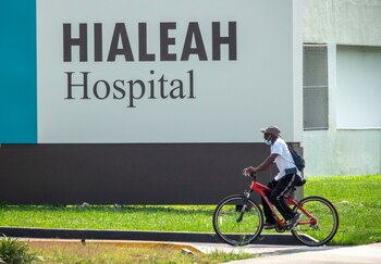 Un hombre usa mascarilla en las afueras del Hospital Hialeah en Hialeah, Florida (EE.UU.), este 22 de junio de 2020. EFE/EPA/CRISTOBAL HERRERA