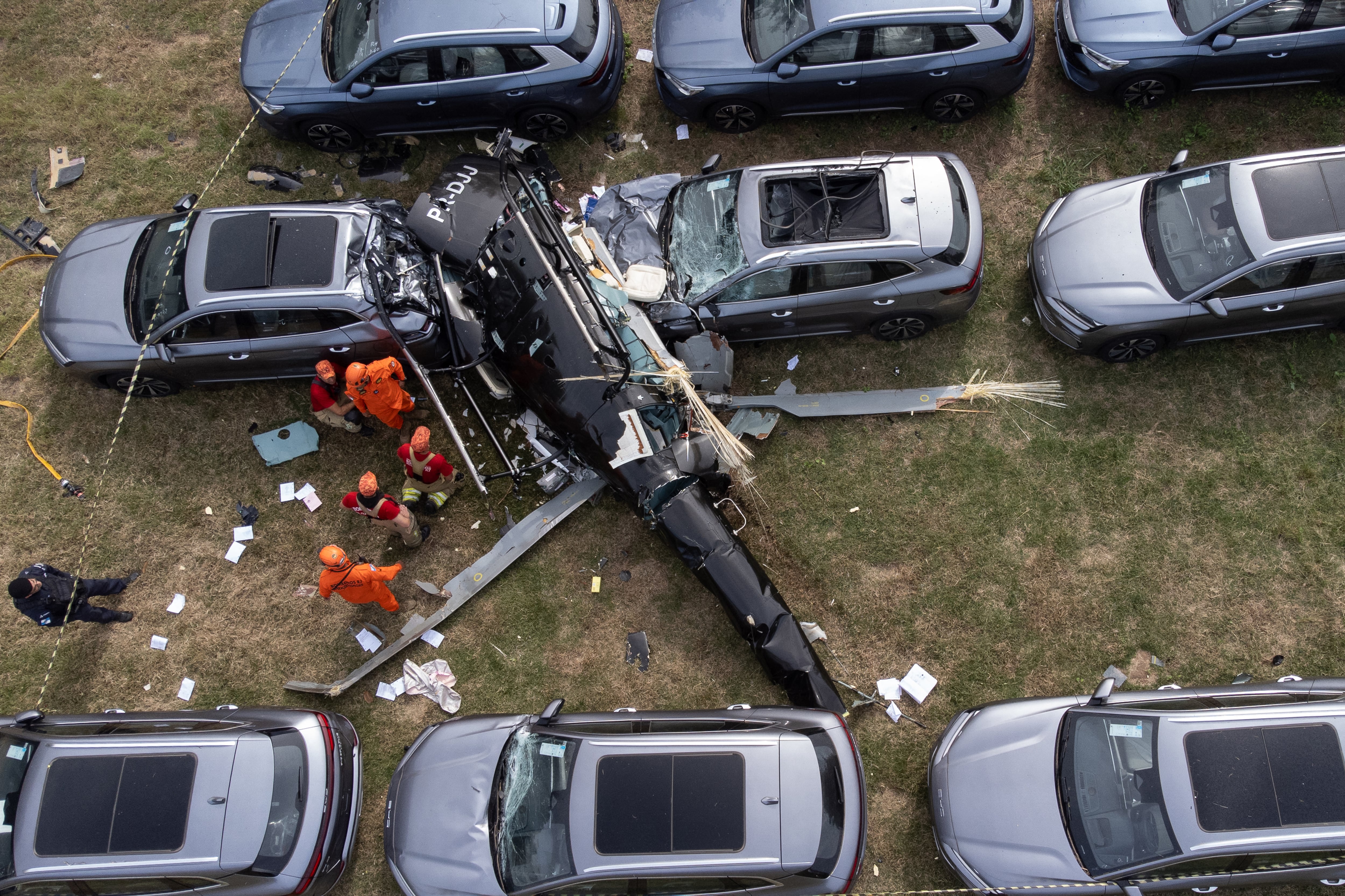 Dos helicópteros chocaron ayer y dejó un saldo de seis víctimas fatales (Photo by Tercio TEIXEIRA / AFP)