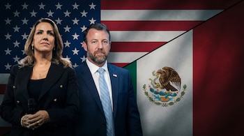Una mujer y un hombre, en primer plano, con las banderas de Estados Unidos y México fusionadas diagonalmente en un tono sombrío de fondo.