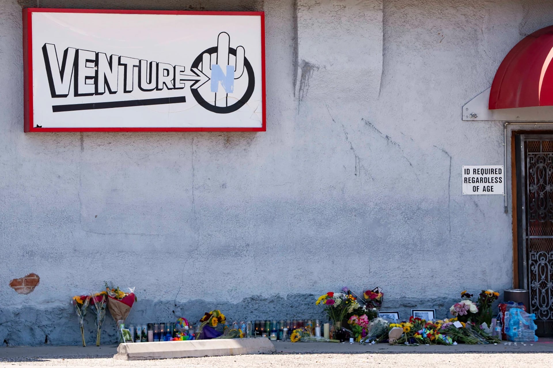 Flores, velas y fotografías marcaron el homenaje improvisado frente al Venture-N, un espacio que la comunidad queer de Tucson consideraba un refugio seguro (AP Photo/Rebecca Noble)
