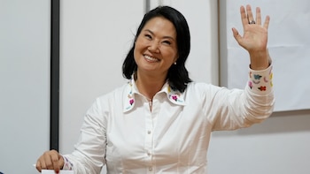Elecciones Perú: Fujimori y Castillo con ánfora de ONPE - VisualesIA ScribNews