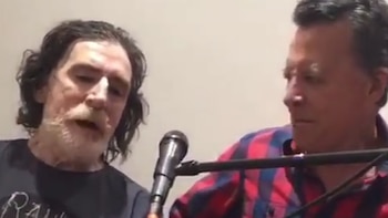 Charly García y Palito Ortega en un alto en un ensayo