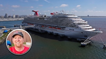 Un crucero blanco y rojo atracado en un puerto con el retrato circular de un hombre con gorra en la esquina inferior izquierda.