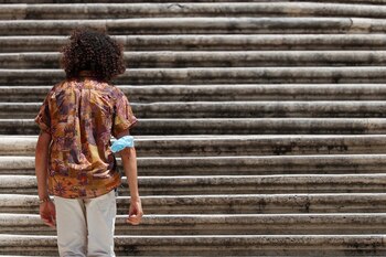 Un hombre lleva la mascarilla