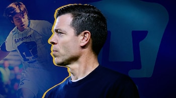 Hombre con camiseta oscura en primer plano; hombre con camiseta blanca de fútbol Banamex Pumas en segundo plano; logo azul de Pumas de la UNAM.