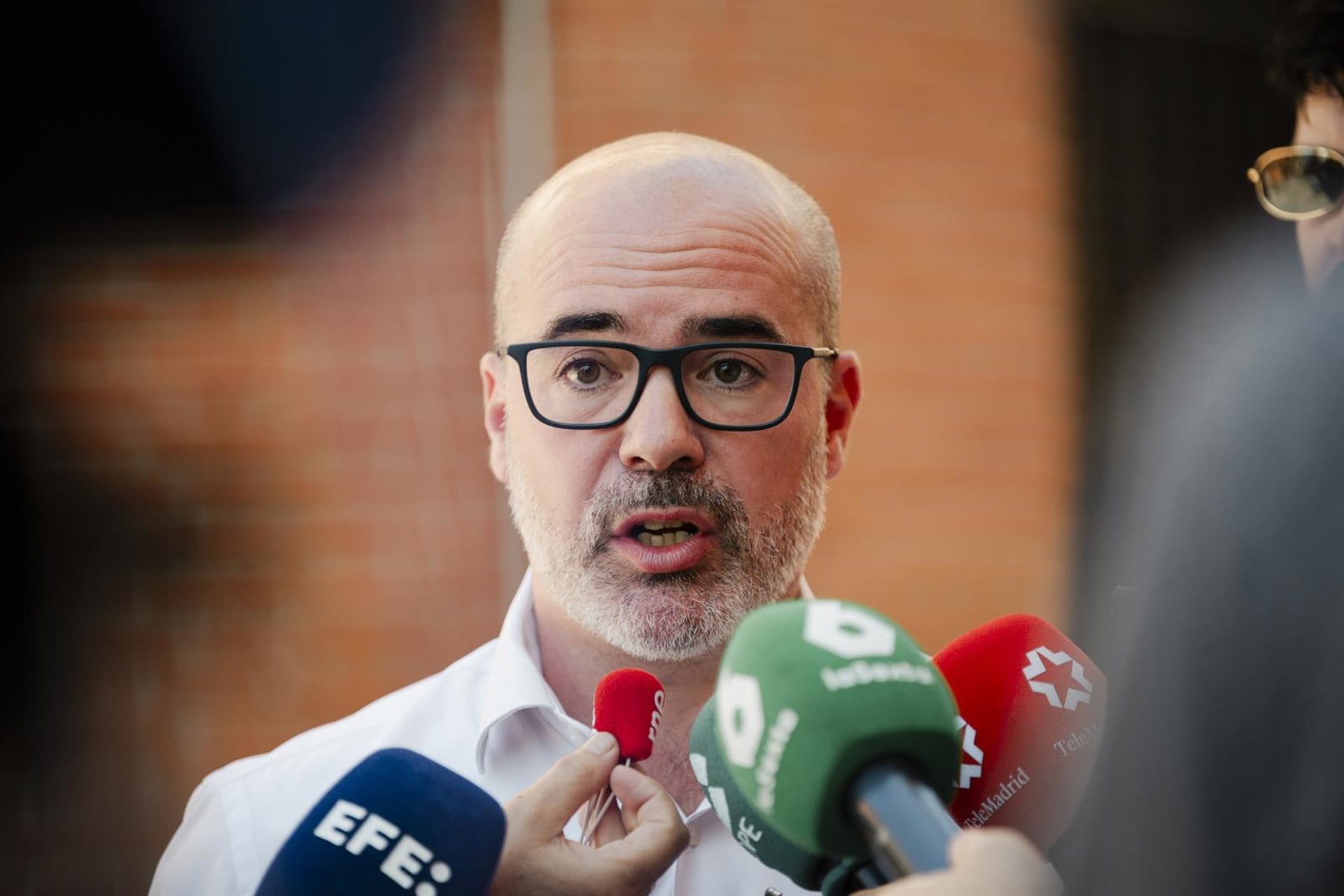 El delegado del Gobierno advierte a Ayuso de que "los áticos" y los "pelotazos" la alejan de los madrileños