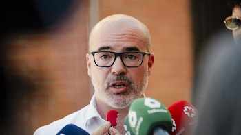 El delegado del Gobierno advierte a Ayuso de que "los áticos" y los "pelotazos" la alejan de los madrileños