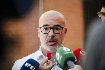 06/08/2026 El delegado del Gobierno de España en la Comunidad de Madrid, Francisco Martín, ofrece declaraciones a los medios tras reunirse con los alcaldes de los municipios afectados por los incendios, a 6 de agosto de 2026, en Madrid (España). El delegado de gobierno explica a los alcaldes y alcaldesas de la Sierra Oeste lo referente a la gestión de las ayudas que el Gobierno ha activado para contribuir a la reconstrucción de las localidades afectadas por los
incendios. Entre ellas están las derivadas de la declaración de 'Zona afectada gravemente por una emergencia de protección civil', y las ayudas contempladas para situaciones de emergencia o de naturaleza catastrófica.
POLITICA
Mateo Lanzuela - Europa Press