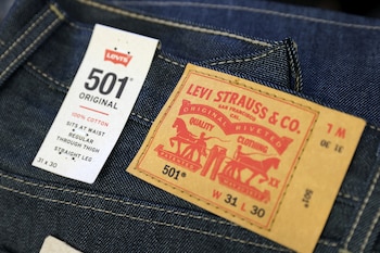 Levi Strauss originó los jeans en 1853, usando lonas para tiendas de campaña (REUTERS/Andrew Kelly/File Photo)