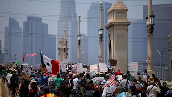 Polémica en Boyle Heights: comerciantes y vecinos latinos enfrentados por un impuesto para limpiar el barrio