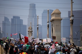 Los propietarios comerciales de Boyle Heights impulsan un impuesto para financiar seguridad, limpieza y paisajismo privados en una zona junto al río de Los Ángeles (REUTERS/Daniel Cole)