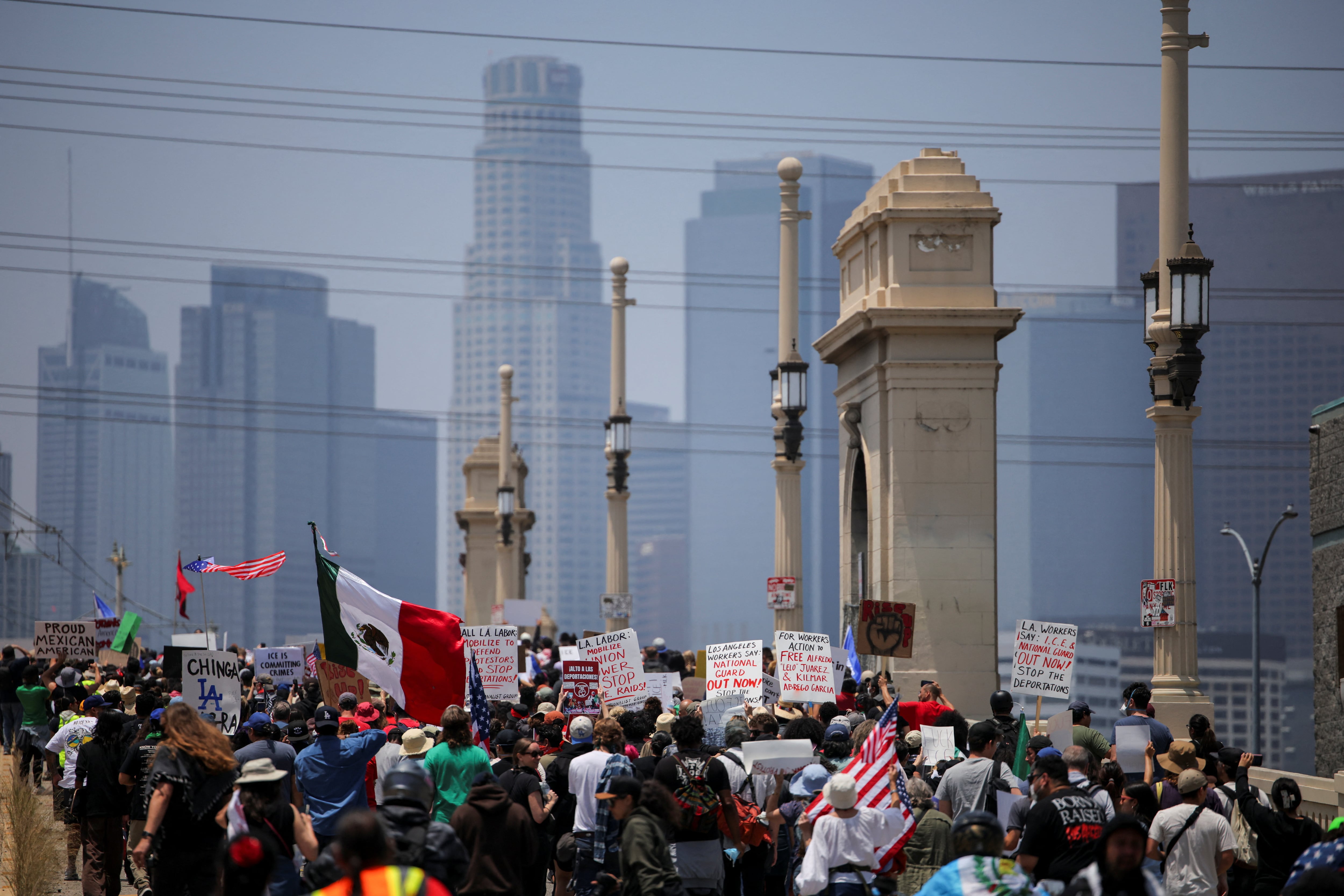 Los propietarios comerciales de Boyle Heights impulsan un impuesto para financiar seguridad, limpieza y paisajismo privados en una zona junto al río de Los Ángeles (REUTERS/Daniel Cole)