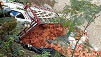 Un camión que transportaba ladrillos