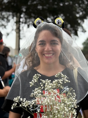 La seguidora peruana preparó una boda simbólica con los siete integrantes de BTS, aunque eligió a Jimin como su “esposo principal”. Infobae Perú: Paula Díaz.