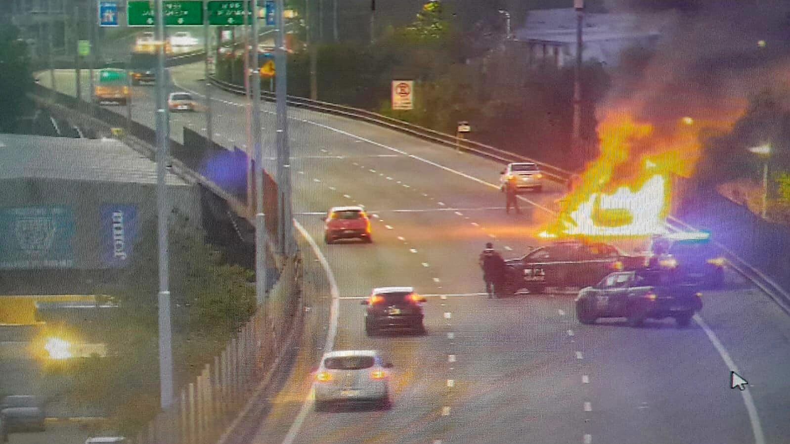Choque, vuelco e incendio de un automóvil sobre la autopista 9 de Julio Sur