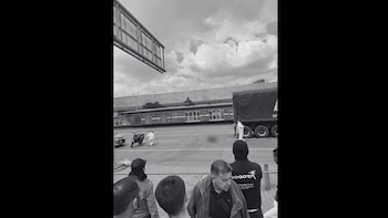 El cuerpo del motociclista quedó