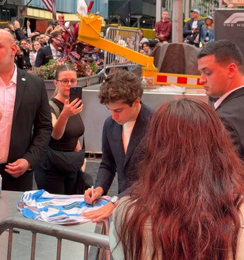 Franco firmando una camiseta de
