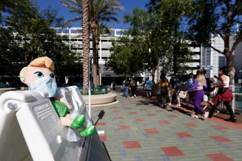 Un juguete de Campanita lleva