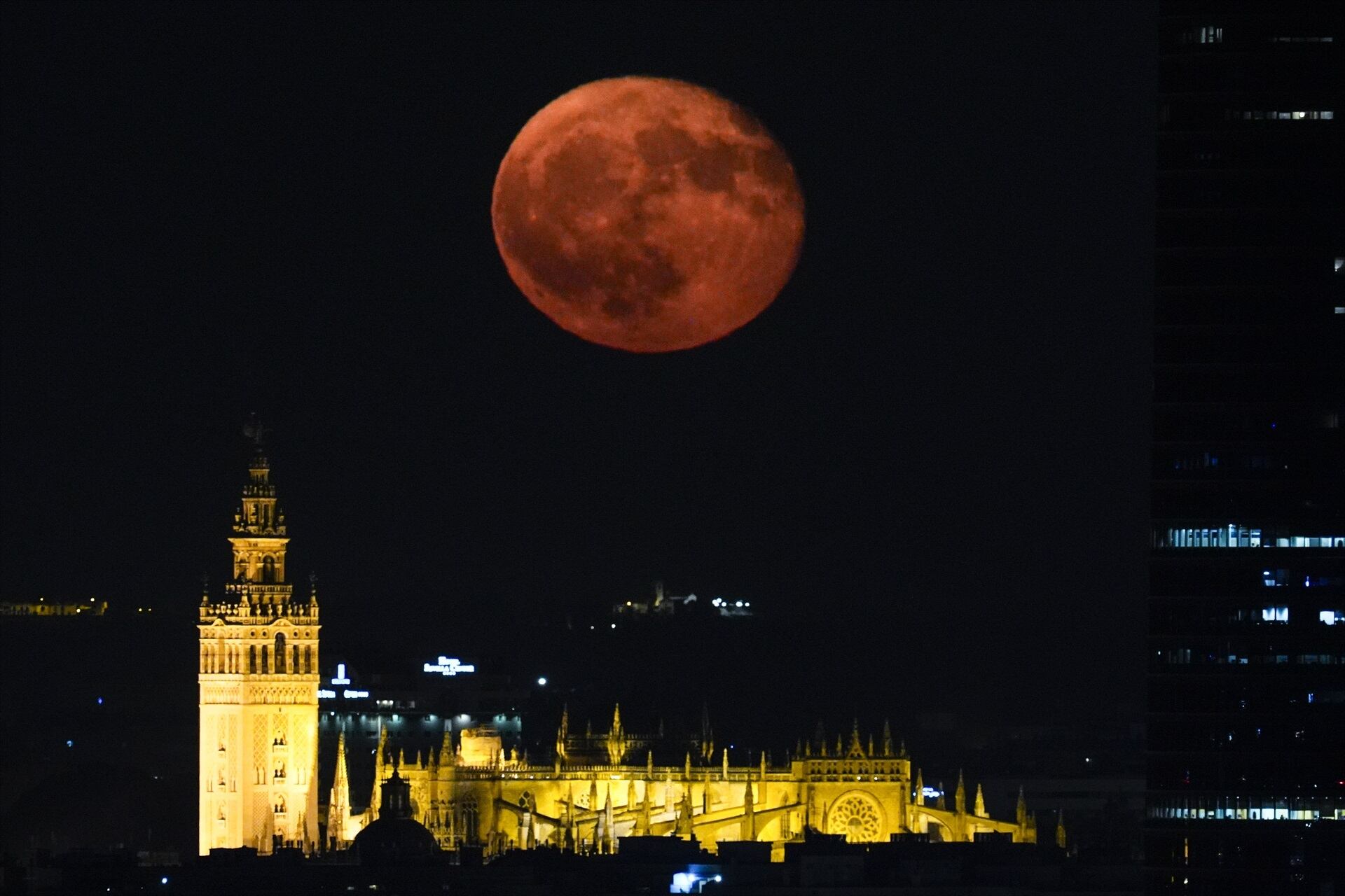 La Luna de Ciervo sobre Sevilla. (Joaquín Corchero/Europa Press)