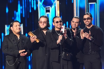 Fuerza Regida recibe el premio a la canción del año streaming en los Premios Billboard de la Música Latina, el jueves 22 de octubre de 2026, en Miami. (Foto AP/Rebecca Blackwell)